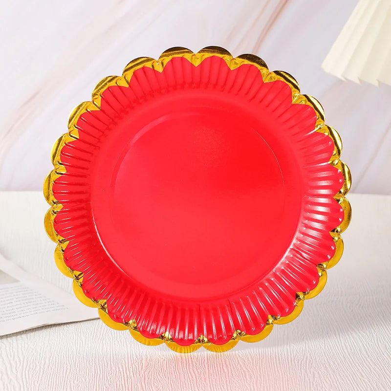 Assiette Rouge en Papier Dentelle Dorée