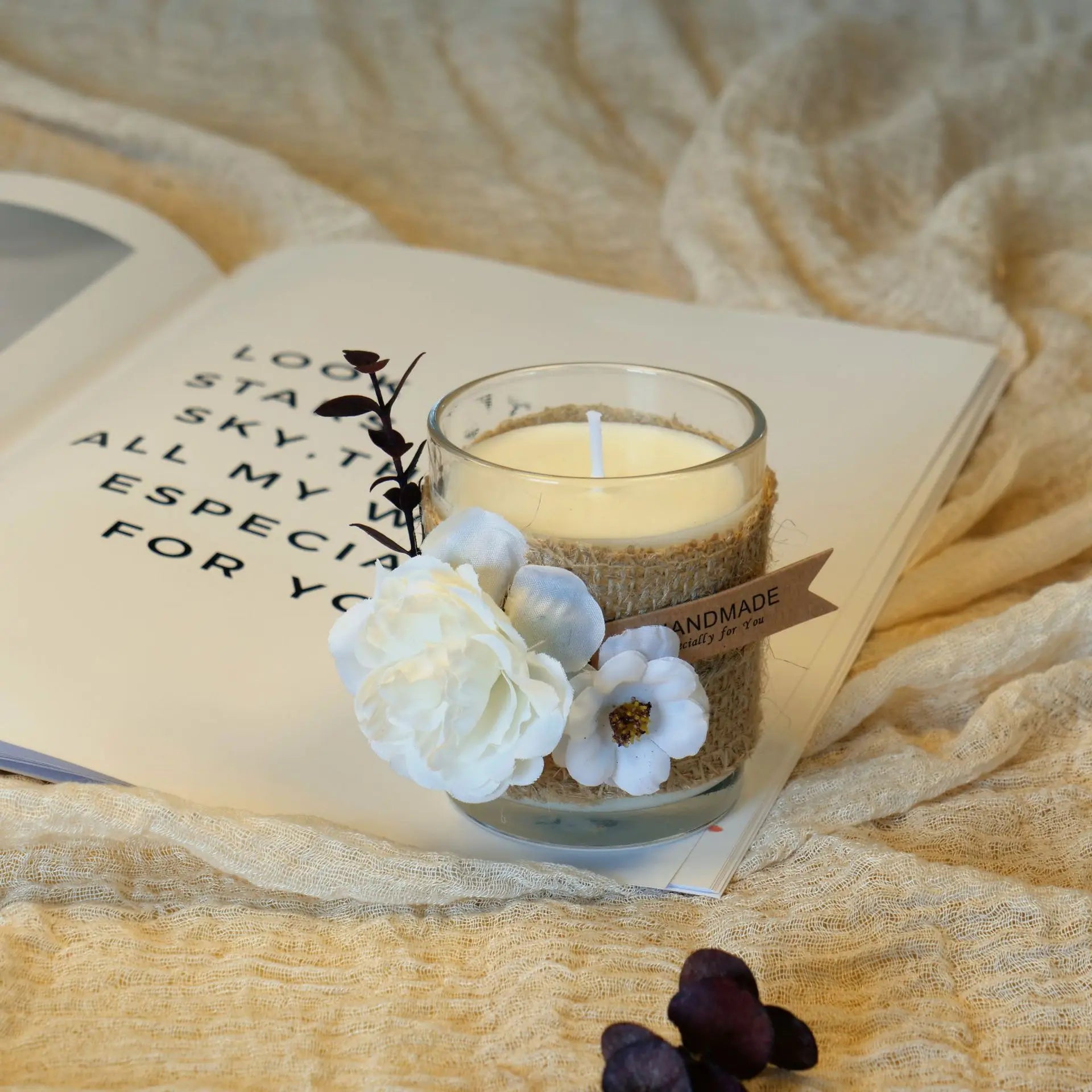 bougie en verre à fleurs blanches raffinée