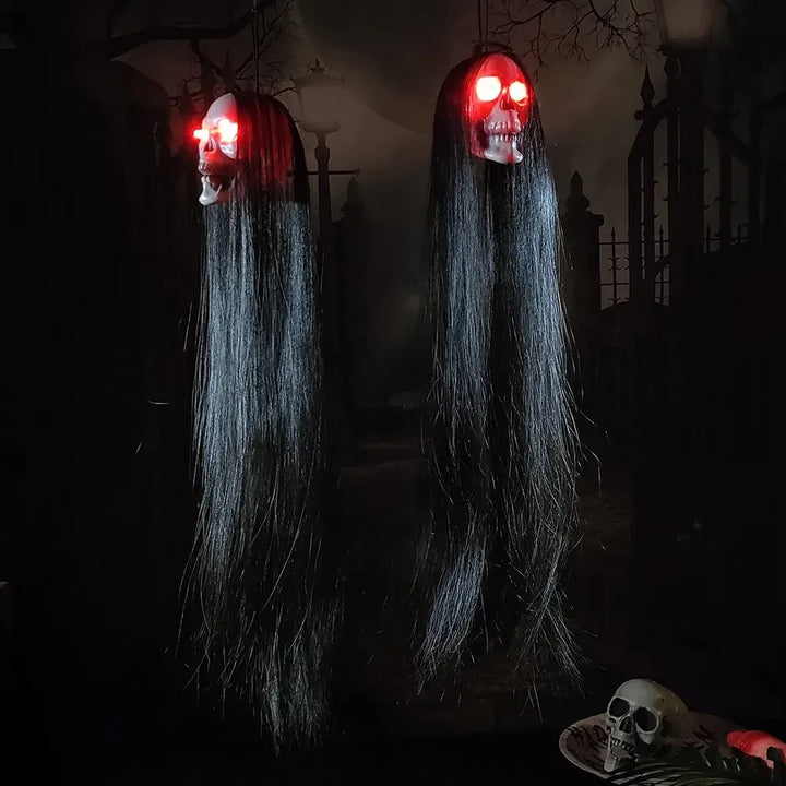 crâne de sorcière aux longs cheveux épouvantable