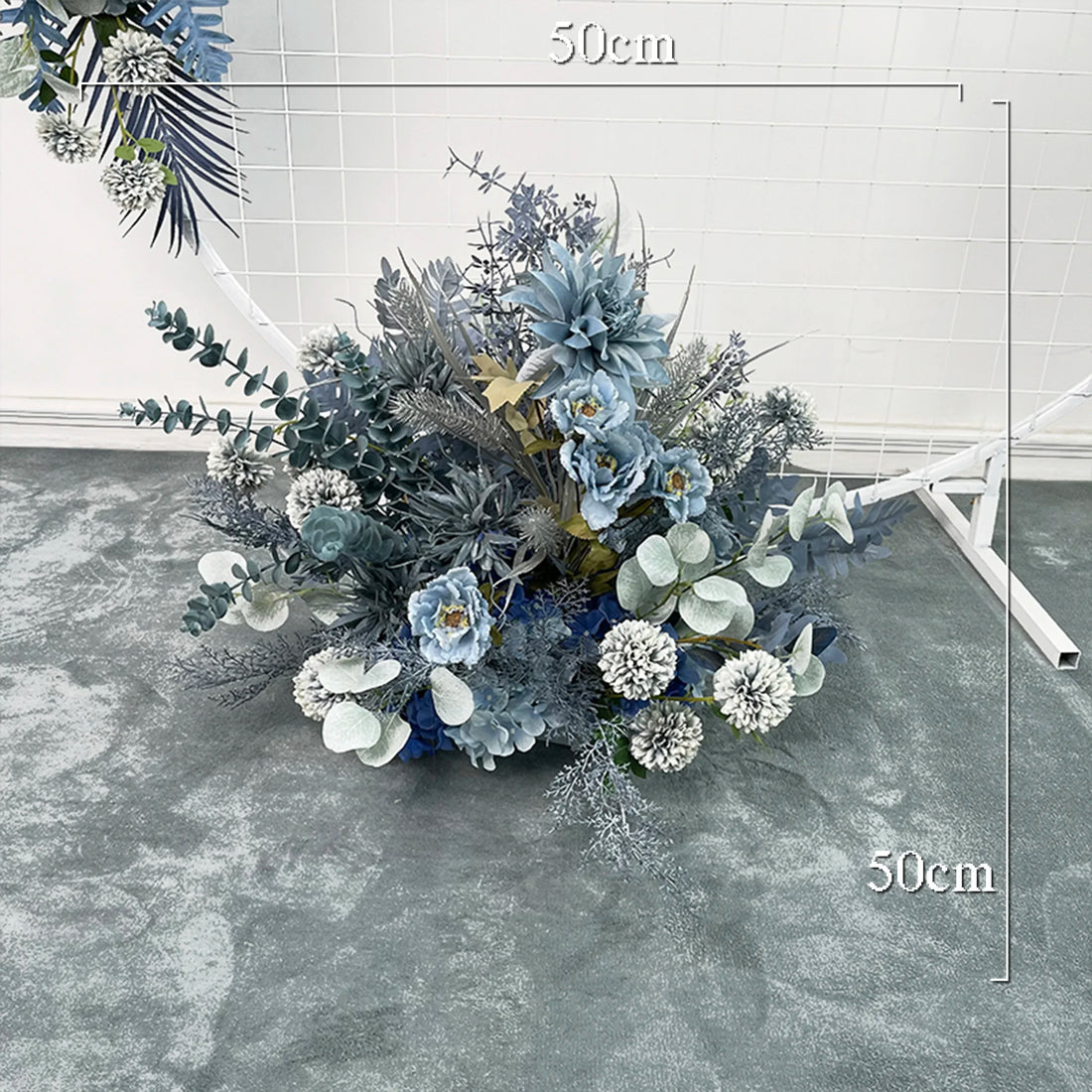 fleurs arche mariage bleues élégante