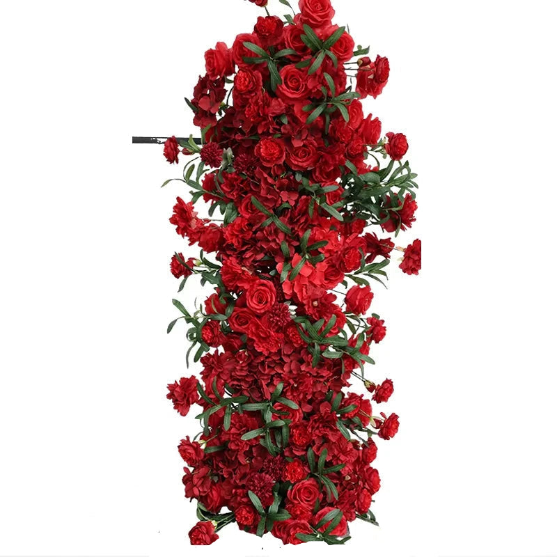 rangée de roses rouges décoratives arche